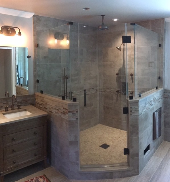 Ejemplo de cuarto de baño principal de estilo de casa de campo grande con ducha esquinera y baldosas y/o azulejos beige