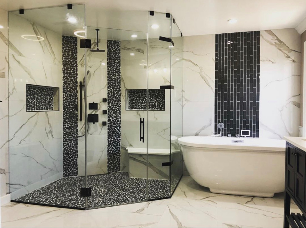 Источник вдохновения для домашнего уюта: огромная главная ванная комната в стиле модернизм с черно-белой плиткой, белым полом, душем с распашными дверями, желтой столешницей и напольной тумбой