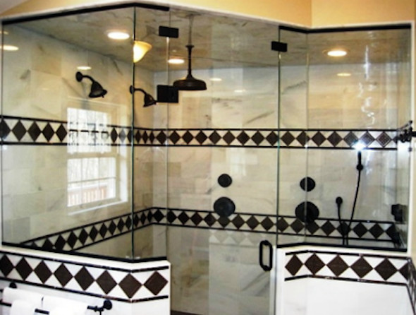 Klassisches Badezimmer mit Duschnische und weißer Wandfarbe in San Francisco