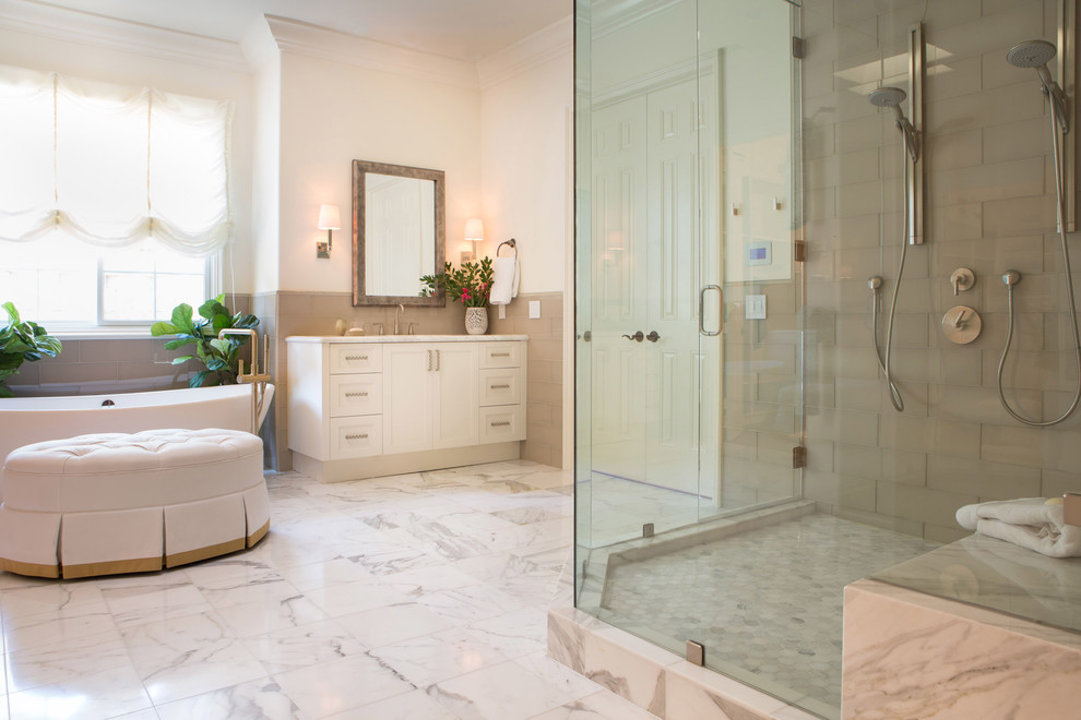 Idées déco pour une grande salle de bain principale classique avec un placard avec porte à panneau encastré, des portes de placard blanches, une baignoire indépendante, une douche d'angle, un carrelage gris, un carrelage en pâte de verre, un mur blanc, un sol en marbre, un lavabo encastré et un plan de toilette en marbre.