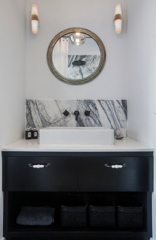 ロンドンにあるコンテンポラリースタイルのおしゃれなマスターバスルーム (黒いキャビネット、珪岩の洗面台、白い壁) の写真