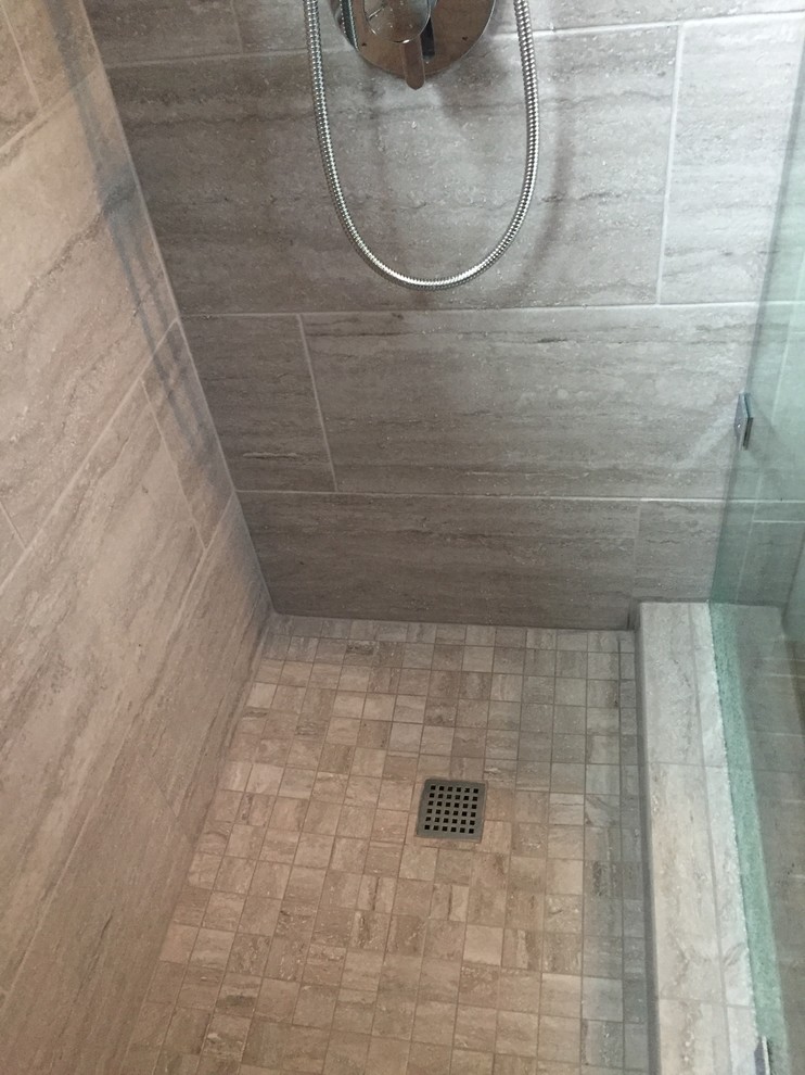 Idées déco pour une douche en alcôve classique avec un carrelage beige, du carrelage en ardoise, un plan de toilette en carrelage et une cabine de douche à porte battante.