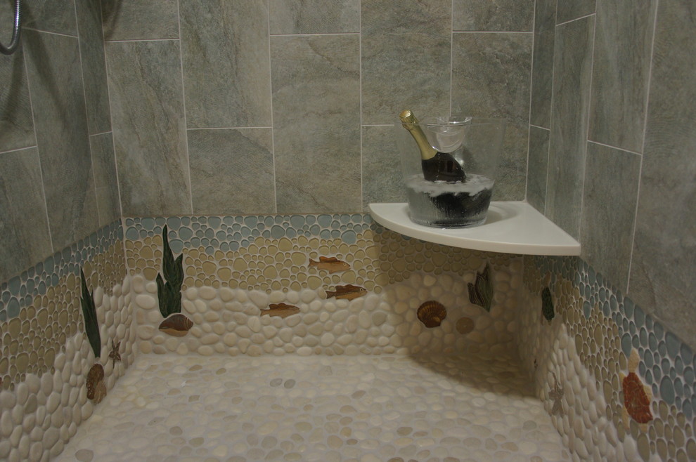 Ispirazione per una stanza da bagno costiera con doccia ad angolo