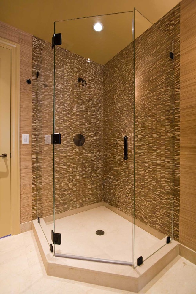 На фото: ванная комната среднего размера в морском стиле с настольной раковиной, плоскими фасадами, темными деревянными фасадами, угловым душем, унитазом-моноблоком, коричневой плиткой, каменной плиткой, коричневыми стенами, полом из известняка и душевой кабиной
