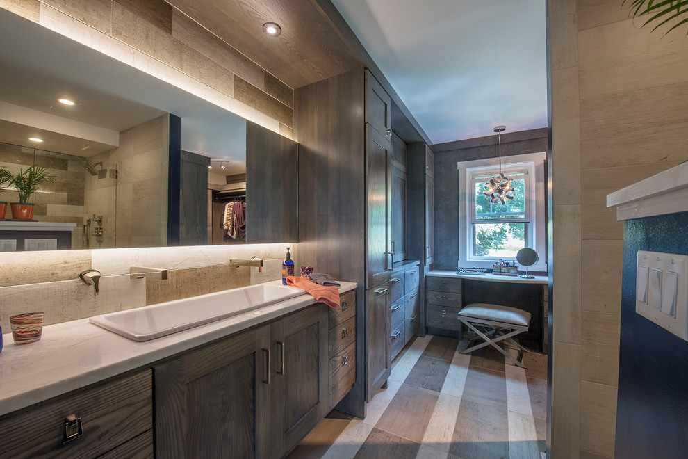 Идея дизайна: большая главная ванная комната в стиле рустика с фасадами в стиле шейкер, темными деревянными фасадами, бежевой плиткой, паркетным полом среднего тона, накладной раковиной и коричневым полом
