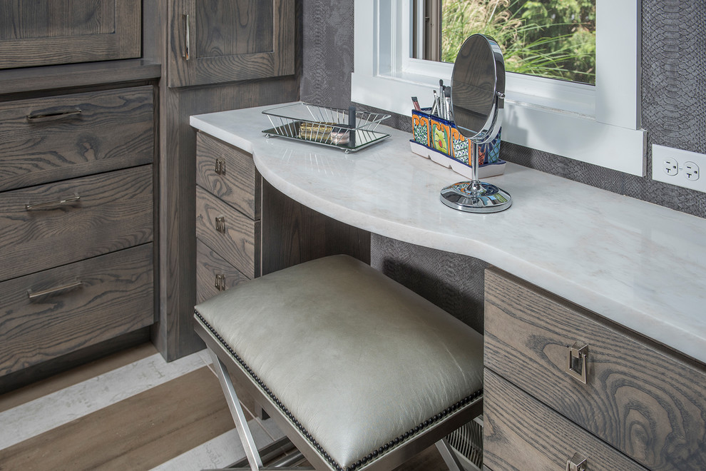 Cette image montre une grande salle de bain principale chalet en bois foncé avec un placard à porte shaker, un carrelage beige, un sol en bois brun, un lavabo posé et un sol marron.