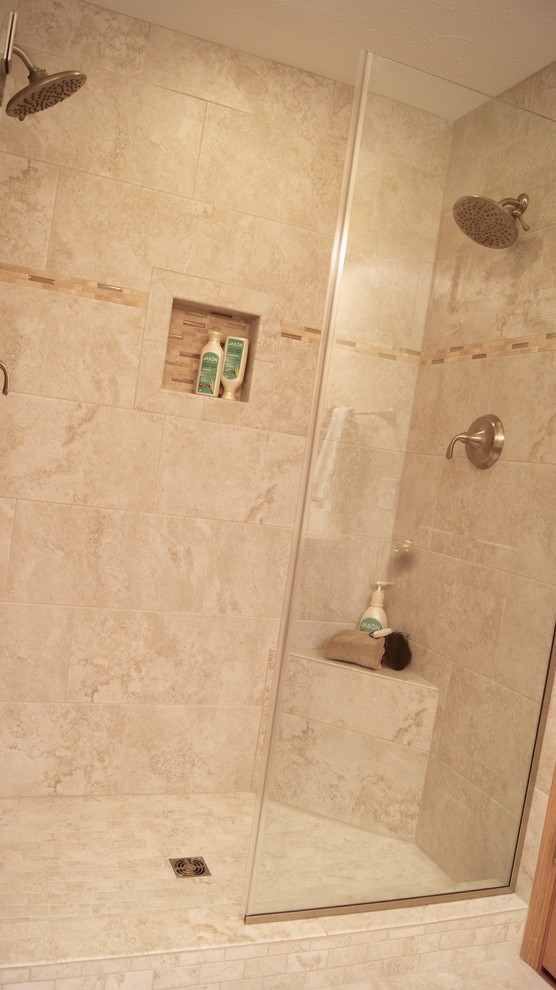 Inspiration pour une salle de bain principale traditionnelle en bois brun de taille moyenne avec un placard en trompe-l'oeil, une douche ouverte, WC séparés, un carrelage beige, des carreaux de porcelaine, un mur beige, un sol en carrelage de porcelaine, un lavabo encastré et un plan de toilette en granite.