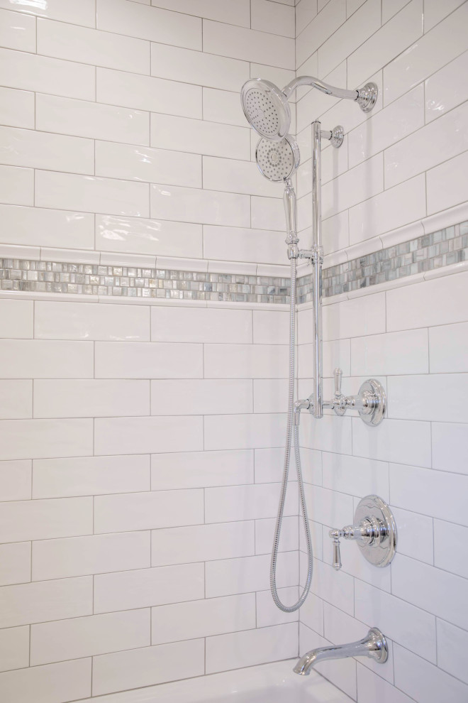Foto på ett retro vit en-suite badrum, med vita skåp, en toalettstol med hel cisternkåpa, vit kakel, grå väggar, ett undermonterad handfat, grått golv och dusch med duschdraperi