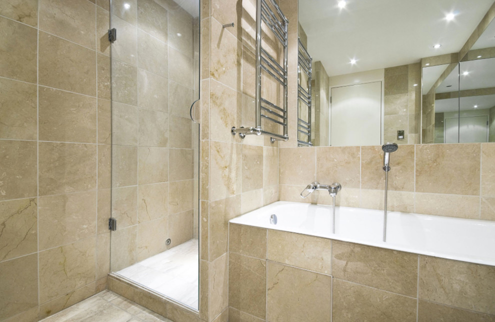 Foto di una stanza da bagno con doccia chic di medie dimensioni con vasca sottopiano, doccia ad angolo, piastrelle beige, pareti beige, pavimento in travertino e piastrelle in ceramica