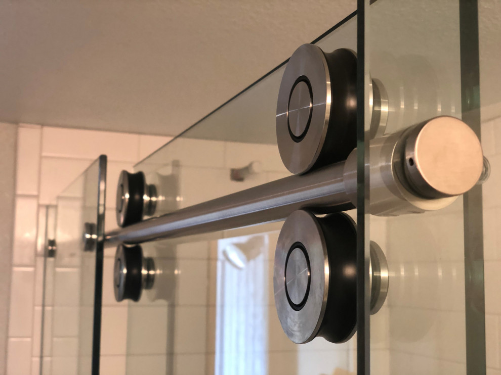 Idee per una grande stanza da bagno padronale design con porta doccia scorrevole