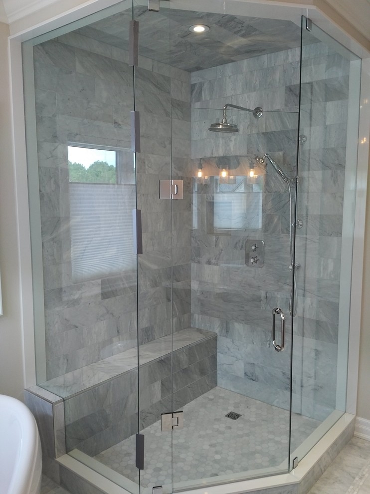 Esempio di una stanza da bagno chic con vasca freestanding, doccia ad angolo, piastrelle in gres porcellanato, pareti beige e pavimento in marmo