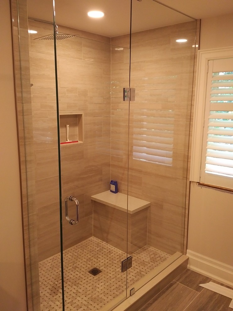На фото: ванная комната в стиле неоклассика (современная классика) с душем в нише, коричневой плиткой, серой плиткой и керамогранитной плиткой с