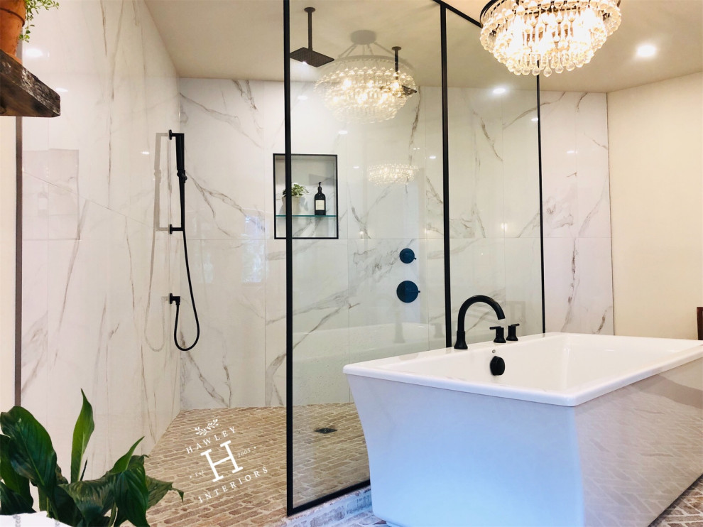 Cette photo montre une salle de bain principale nature avec une baignoire indépendante, une douche ouverte, des carreaux de porcelaine et un sol en brique.