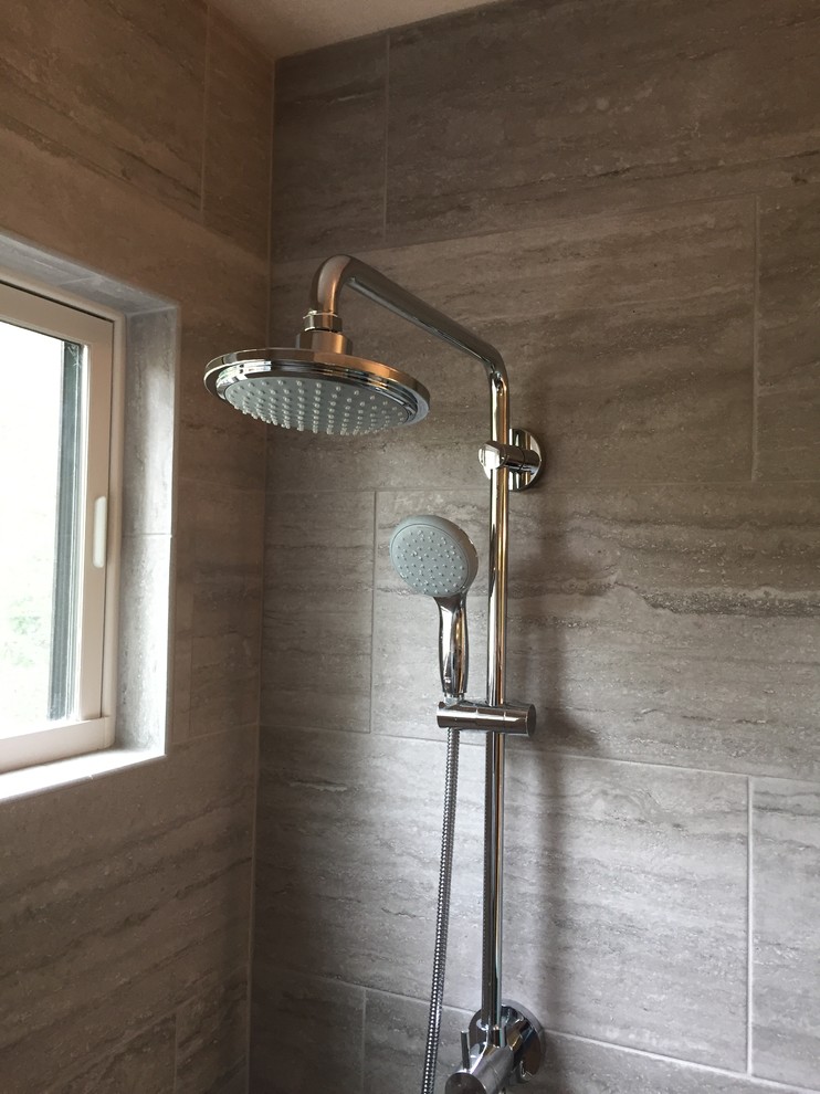 Klassisches Badezimmer mit Duschnische, beigen Fliesen, Schieferfliesen, gefliestem Waschtisch und Falttür-Duschabtrennung in San Francisco