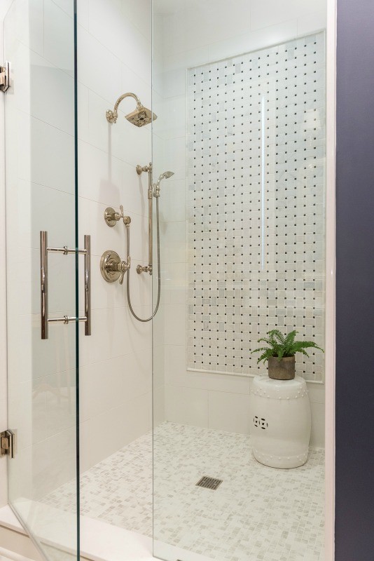 Modelo de cuarto de baño tradicional renovado con ducha con puerta con bisagras