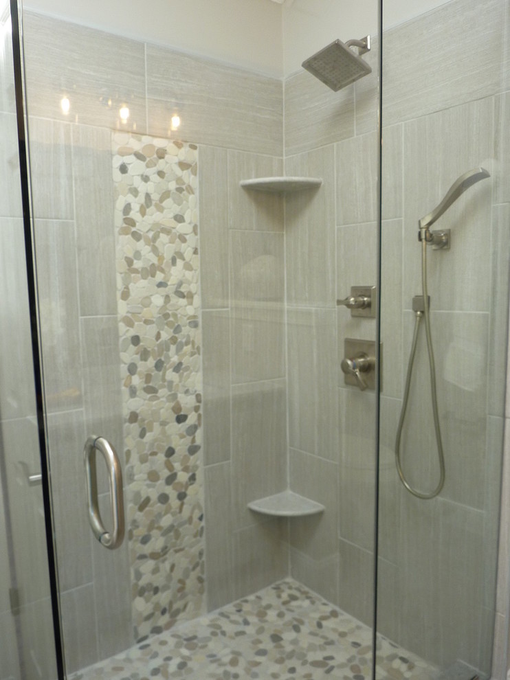 Пример оригинального дизайна: большая главная ванная комната в стиле неоклассика (современная классика) с фасадами с утопленной филенкой, отдельно стоящей ванной, душем в нише, серой плиткой, керамической плиткой, полом из керамической плитки, врезной раковиной, столешницей из гранита, серым полом и душем с распашными дверями