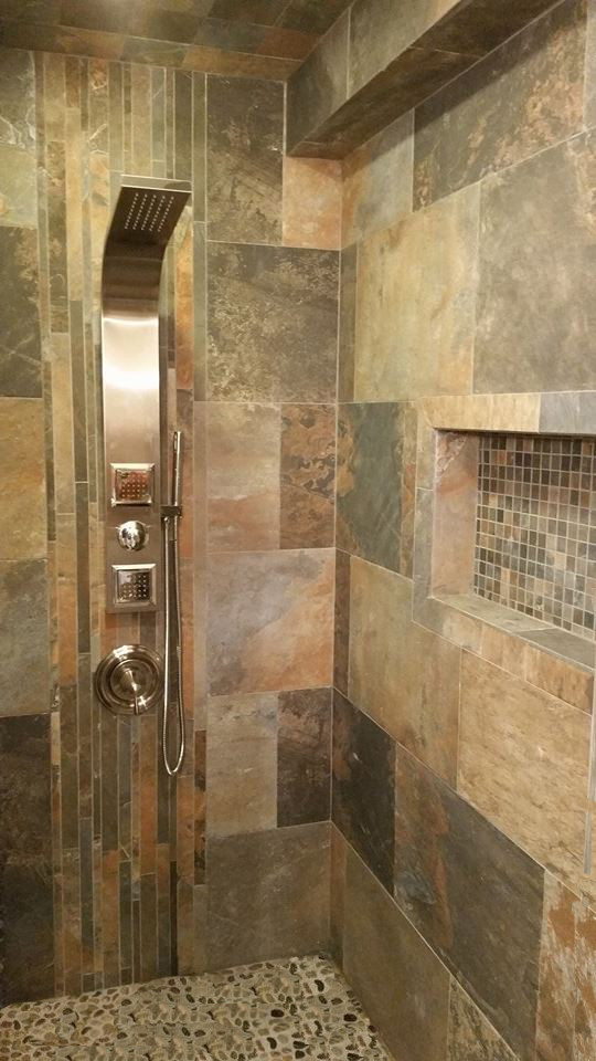 Imagen de cuarto de baño actual de tamaño medio con ducha empotrada y aseo y ducha