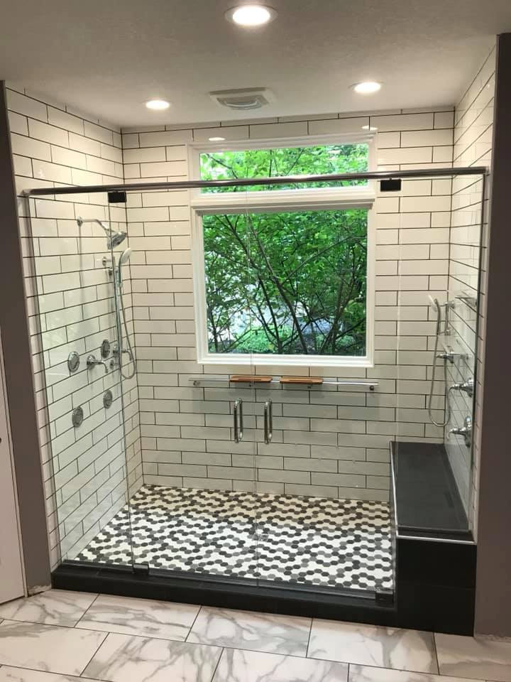 Inspiration pour une grande salle de bain principale traditionnelle avec une douche ouverte, un carrelage noir et blanc, des carreaux de céramique, un sol en carrelage de porcelaine, un sol blanc et un banc de douche.