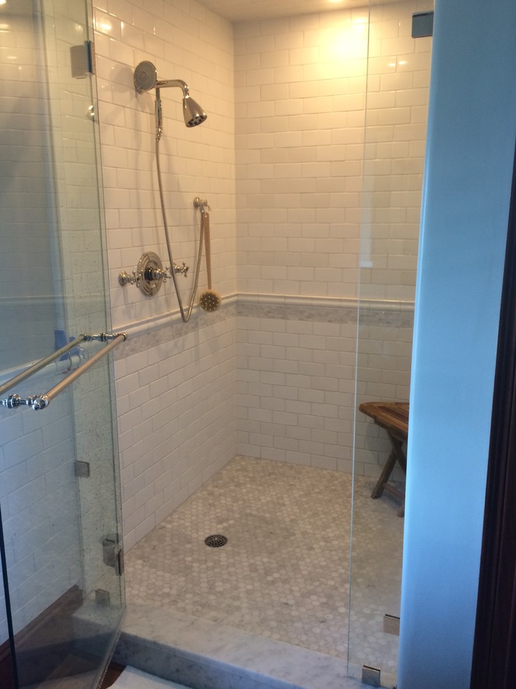 Идея дизайна: большая главная ванная комната в современном стиле с душем в нише, белой плиткой и керамической плиткой