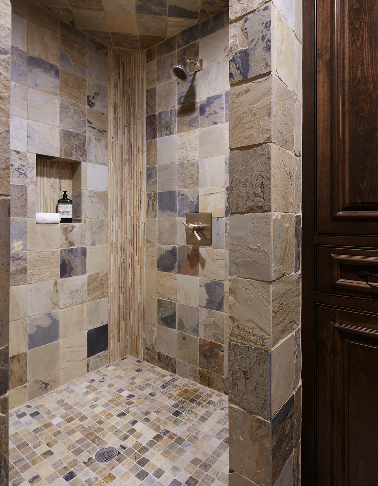 Пример оригинального дизайна: большая главная ванная комната в классическом стиле с темными деревянными фасадами, разноцветной плиткой, разноцветным полом, открытым душем, фасадами с утопленной филенкой, душем в нише, раздельным унитазом, плиткой из сланца, разноцветными стенами, полом из сланца, врезной раковиной и мраморной столешницей