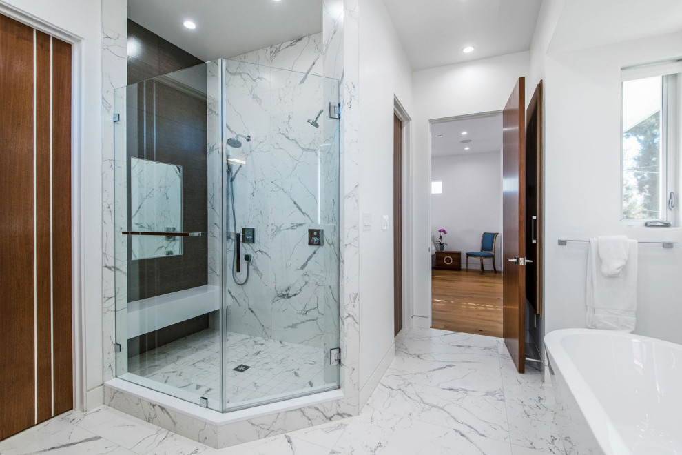 Idee per una stanza da bagno padronale moderna di medie dimensioni con piastrelle di marmo