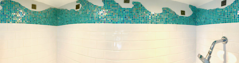 Свежая идея для дизайна: маленькая главная ванная комната в белых тонах с отделкой деревом в современном стиле с плоскими фасадами, коричневыми фасадами, угловой ванной, душем над ванной, унитазом-моноблоком, белой плиткой, керамической плиткой, серыми стенами, врезной раковиной, столешницей из искусственного кварца, серым полом, шторкой для ванной, серой столешницей, полом из керамогранита, сиденьем для душа, тумбой под одну раковину, встроенной тумбой и сводчатым потолком для на участке и в саду - отличное фото интерьера