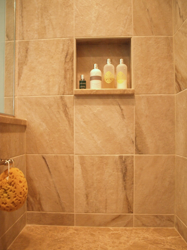 Idées déco pour une petite salle de bain principale classique en bois foncé avec un placard à porte plane, une douche ouverte, WC à poser, un carrelage beige, des carreaux de céramique, un mur bleu, un sol en carrelage de céramique, un lavabo encastré, un plan de toilette en granite et un sol beige.