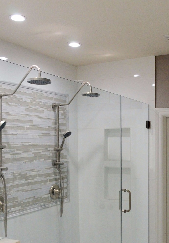 Exemple d'une salle de bain principale chic de taille moyenne avec un carrelage gris et une plaque de galets.