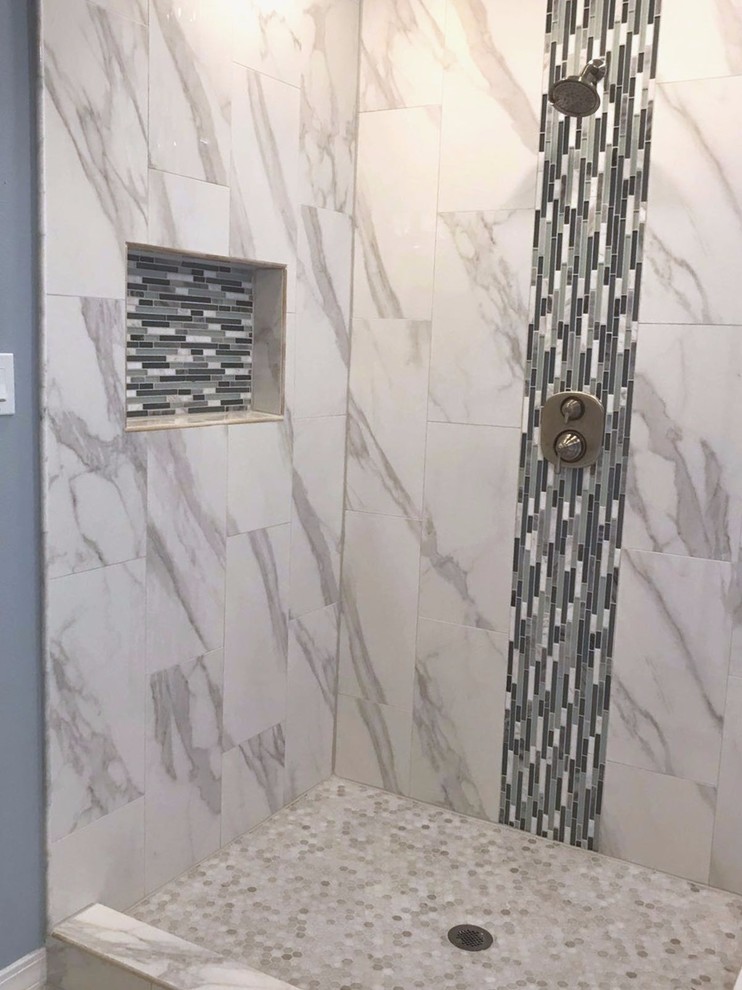 Diseño de cuarto de baño principal clásico renovado de tamaño medio con baldosas y/o azulejos grises