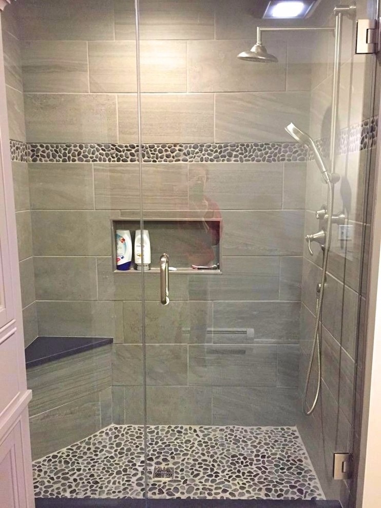 Mittelgroßes Klassisches Badezimmer En Suite mit grauen Fliesen und Kieselfliesen in Houston