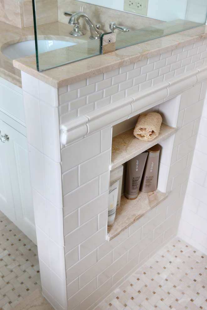 Modelo de cuarto de baño principal clásico de tamaño medio con encimera de mármol, baldosas y/o azulejos blancos, baldosas y/o azulejos de cemento y paredes blancas