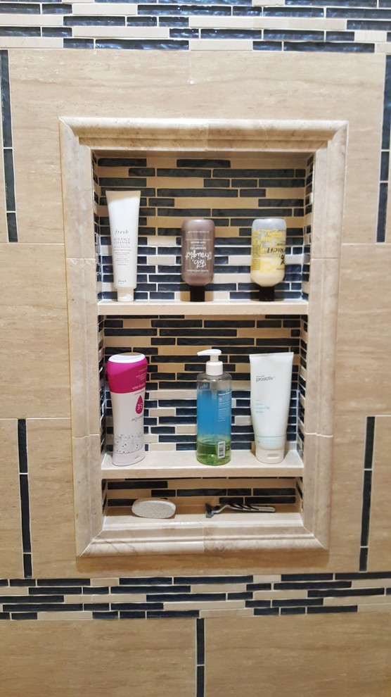 Modelo de cuarto de baño minimalista grande con ducha empotrada, baldosas y/o azulejos de porcelana, paredes beige y suelo de travertino