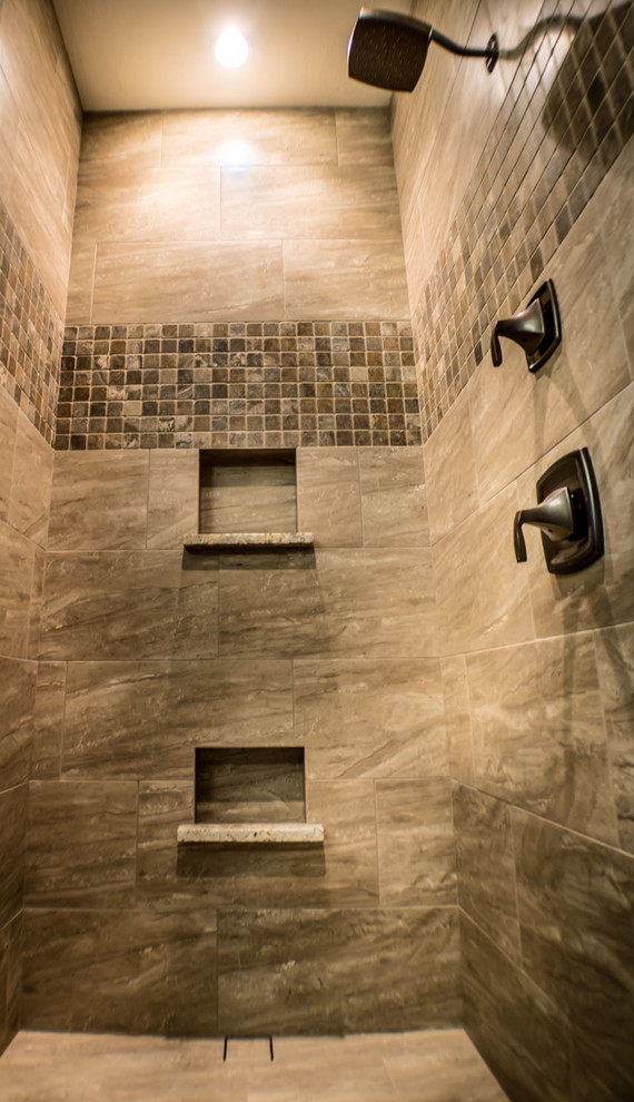 Свежая идея для дизайна: большая главная ванная комната с фасадами с выступающей филенкой, искусственно-состаренными фасадами, душем без бортиков, раздельным унитазом, разноцветной плиткой, керамической плиткой, коричневыми стенами, полом из керамической плитки, врезной раковиной и столешницей из ламината - отличное фото интерьера