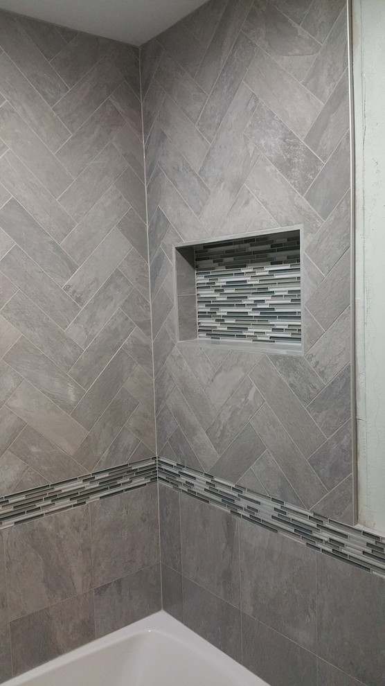 Mittelgroßes Modernes Badezimmer En Suite mit Stäbchenfliesen, Duschbadewanne, schwarzen Fliesen, schwarz-weißen Fliesen, grauen Fliesen und grauer Wandfarbe in Baltimore