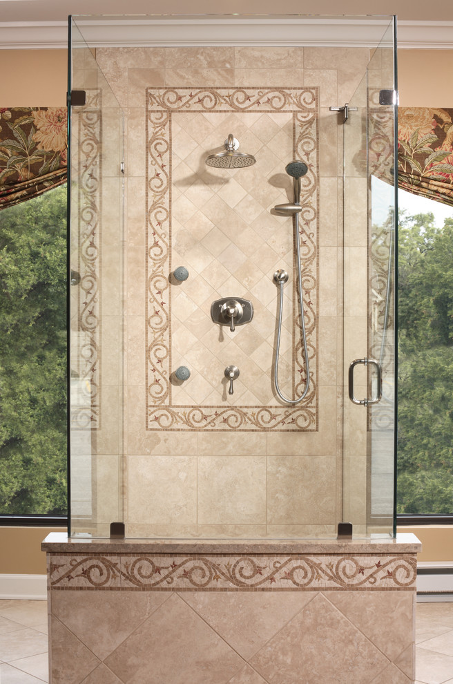 Imagen de cuarto de baño principal tradicional pequeño con baldosas y/o azulejos beige y paredes beige