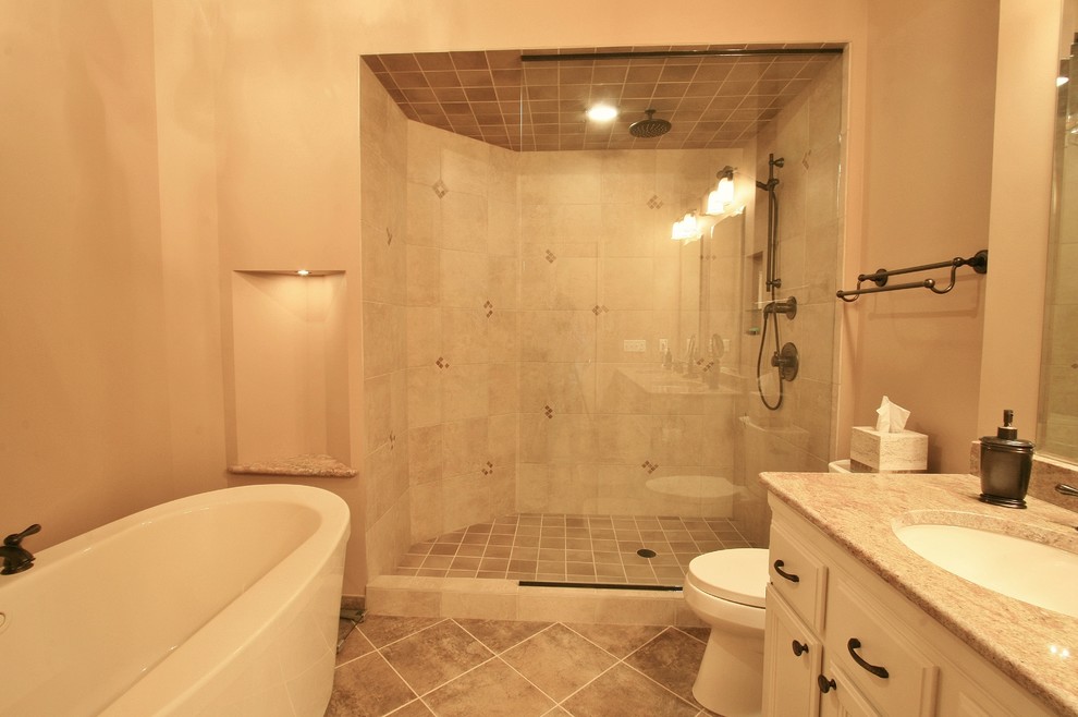 Idee per una stanza da bagno padronale tradizionale di medie dimensioni con top in granito, vasca freestanding, doccia aperta, piastrelle multicolore, pareti beige e pavimento con piastrelle in ceramica