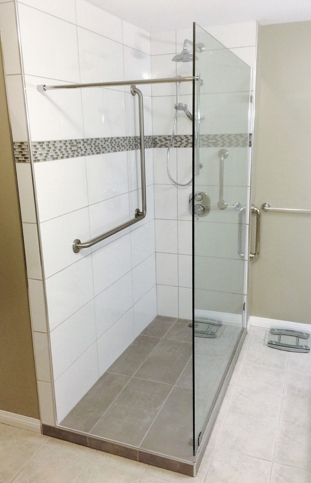 Immagine di una stanza da bagno chic con doccia aperta e doccia aperta