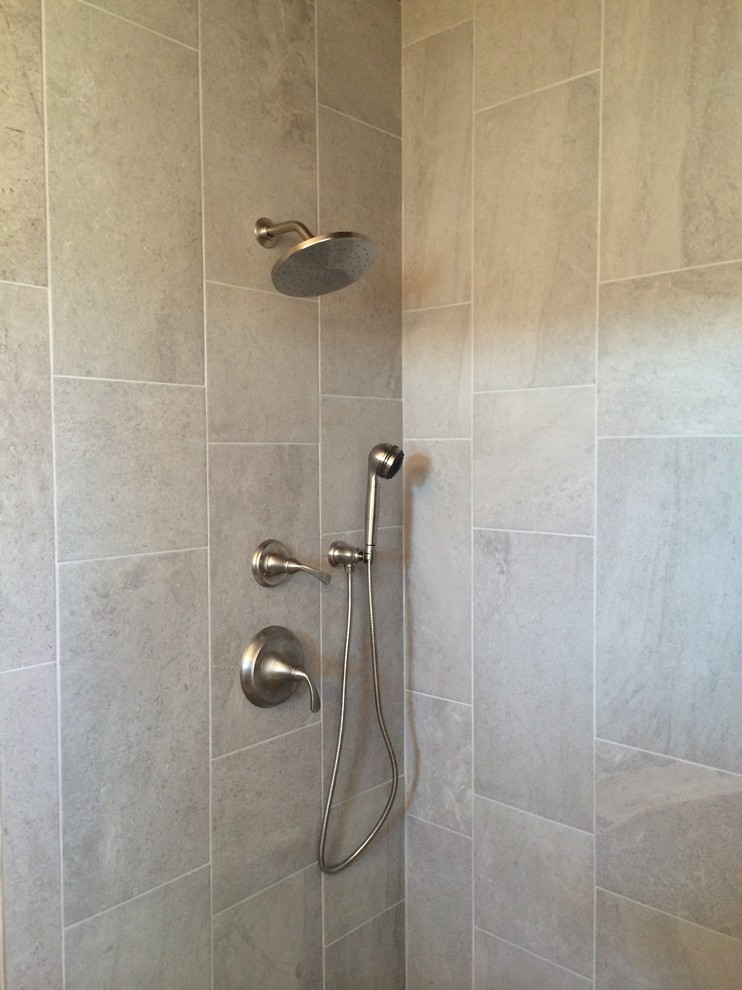Immagine di una stanza da bagno design di medie dimensioni con doccia alcova, piastrelle in gres porcellanato e piastrelle beige