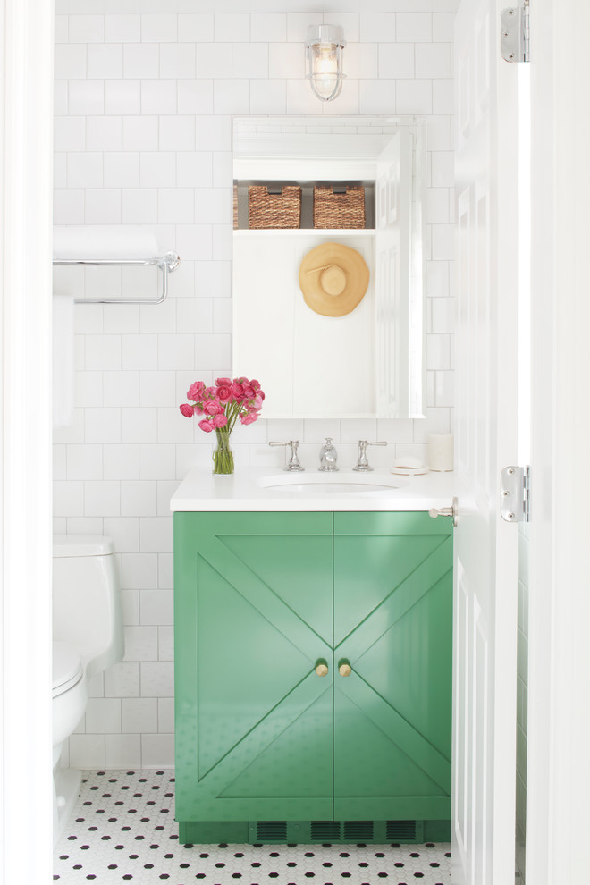 Klassisk inredning av ett litet vit vitt badrum med dusch, med luckor med infälld panel, gröna skåp, en dusch i en alkov, vit kakel, keramikplattor, klinkergolv i keramik, ett undermonterad handfat, bänkskiva i akrylsten, flerfärgat golv och dusch med gångjärnsdörr