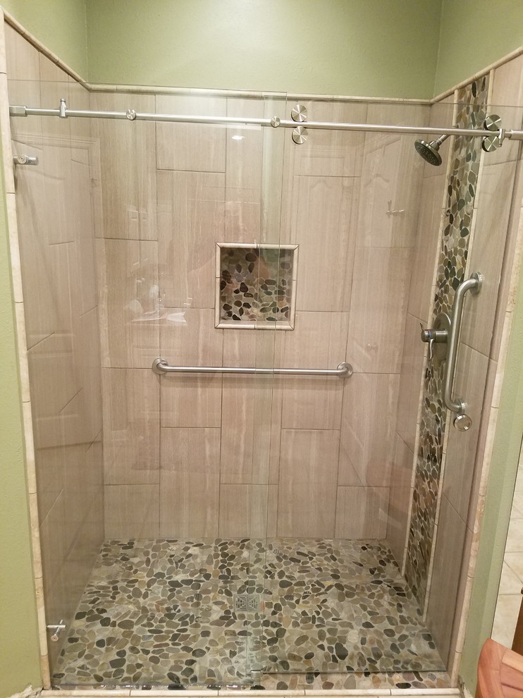 На фото: ванная комната в стиле неоклассика (современная классика) с душем в нише, бежевой плиткой, керамогранитной плиткой, зелеными стенами и душем с раздвижными дверями с