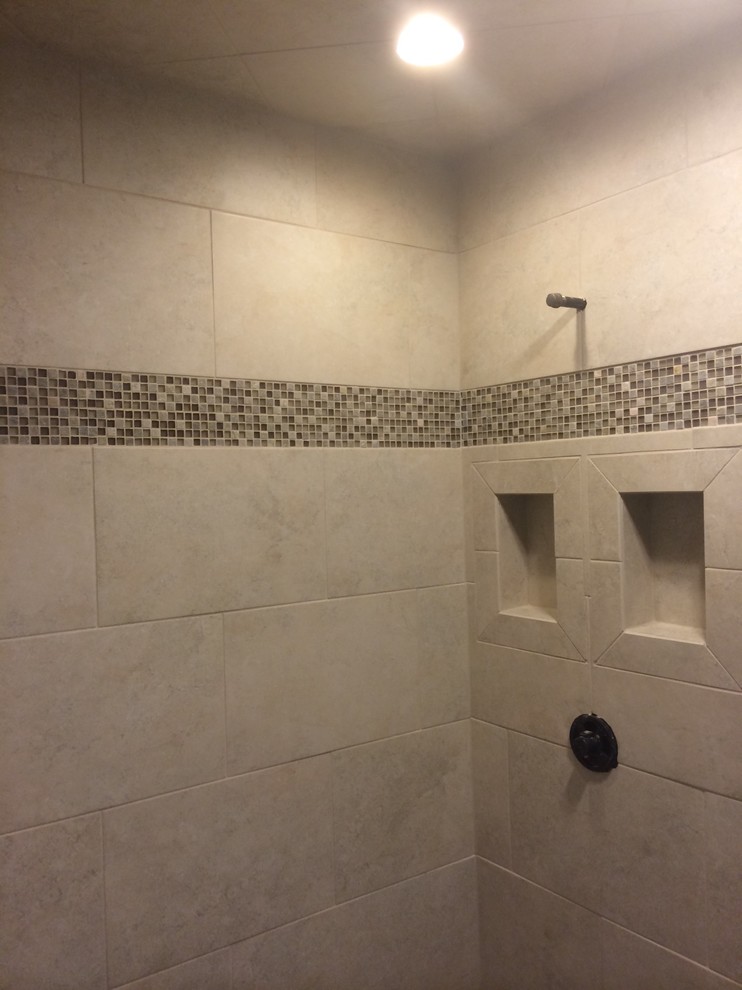 Foto di una piccola stanza da bagno padronale moderna con consolle stile comò, ante in legno bruno, WC a due pezzi, piastrelle grigie, piastrelle in gres porcellanato, pavimento in gres porcellanato, lavabo integrato, doccia alcova e pareti bianche