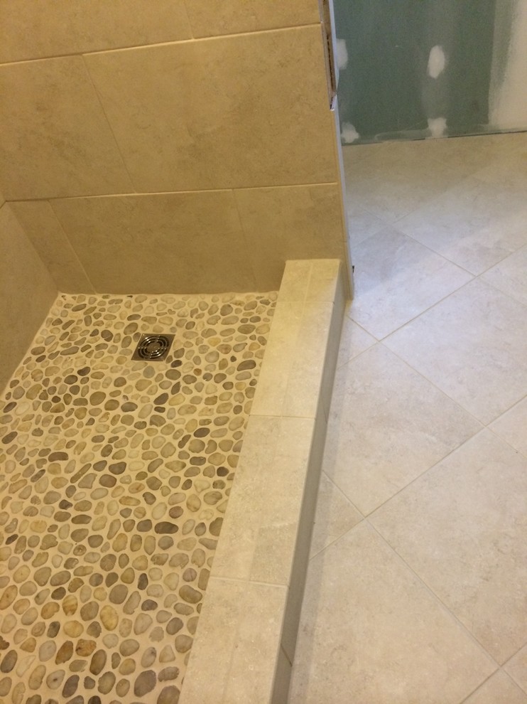 Kleines Modernes Badezimmer En Suite mit integriertem Waschbecken, verzierten Schränken, dunklen Holzschränken, Duschnische, Wandtoilette mit Spülkasten, grauen Fliesen, Porzellanfliesen, weißer Wandfarbe und Kiesel-Bodenfliesen in Philadelphia