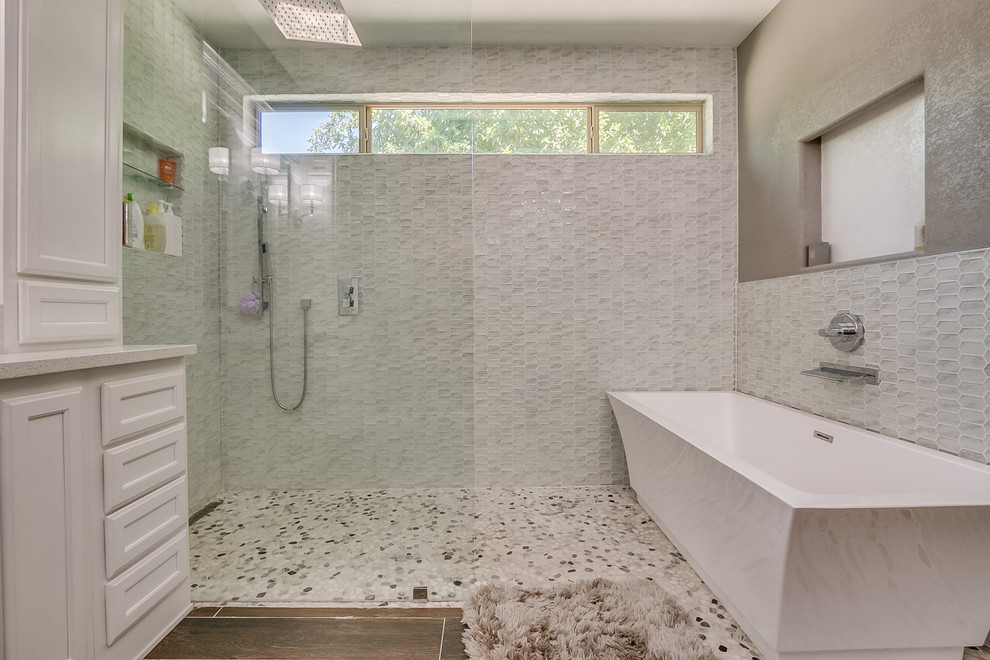 Foto di una piccola stanza da bagno padronale moderna con ante bianche, vasca freestanding, vasca/doccia, piastrelle bianche, lastra di vetro, pareti grigie, lavabo sottopiano, top in quarzite, doccia aperta e top bianco