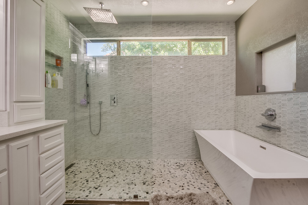 Modern inredning av ett litet vit vitt en-suite badrum, med vita skåp, ett fristående badkar, en dusch/badkar-kombination, vit kakel, glasskiva, grå väggar, ett undermonterad handfat, bänkskiva i kvartsit och med dusch som är öppen
