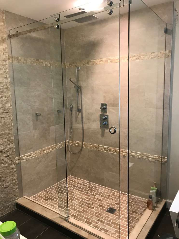 Aménagement d'une douche en alcôve principale classique de taille moyenne avec un carrelage beige, un carrelage de pierre, un mur beige et une cabine de douche à porte coulissante.