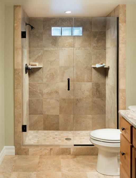 Esempio di una piccola stanza da bagno con doccia minimalista con pavimento con piastrelle in ceramica e pavimento beige