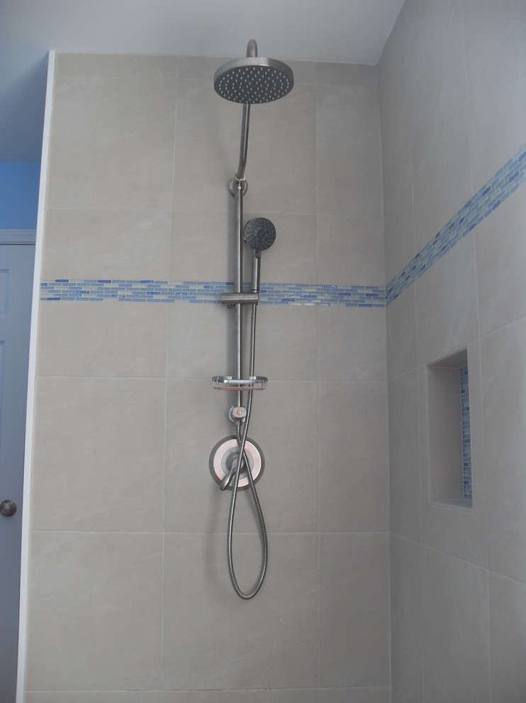 Ispirazione per una stanza da bagno moderna con doccia aperta, piastrelle grigie e piastrelle in ceramica