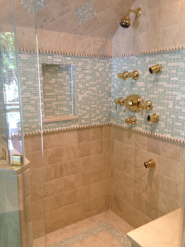 Immagine di una stanza da bagno padronale minimal di medie dimensioni con doccia ad angolo, piastrelle blu e piastrelle di vetro