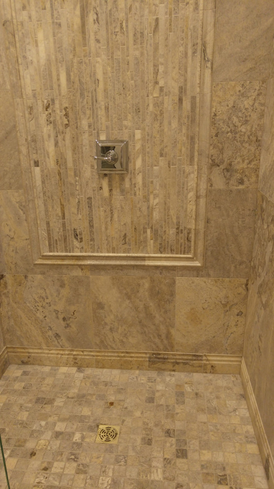 アトランタにある高級な中くらいなトラディショナルスタイルのおしゃれなマスターバスルーム (オープン型シャワー、一体型トイレ	、グレーのタイル、石タイル、白い壁、玉石タイル、ベージュの床、開き戸のシャワー) の写真