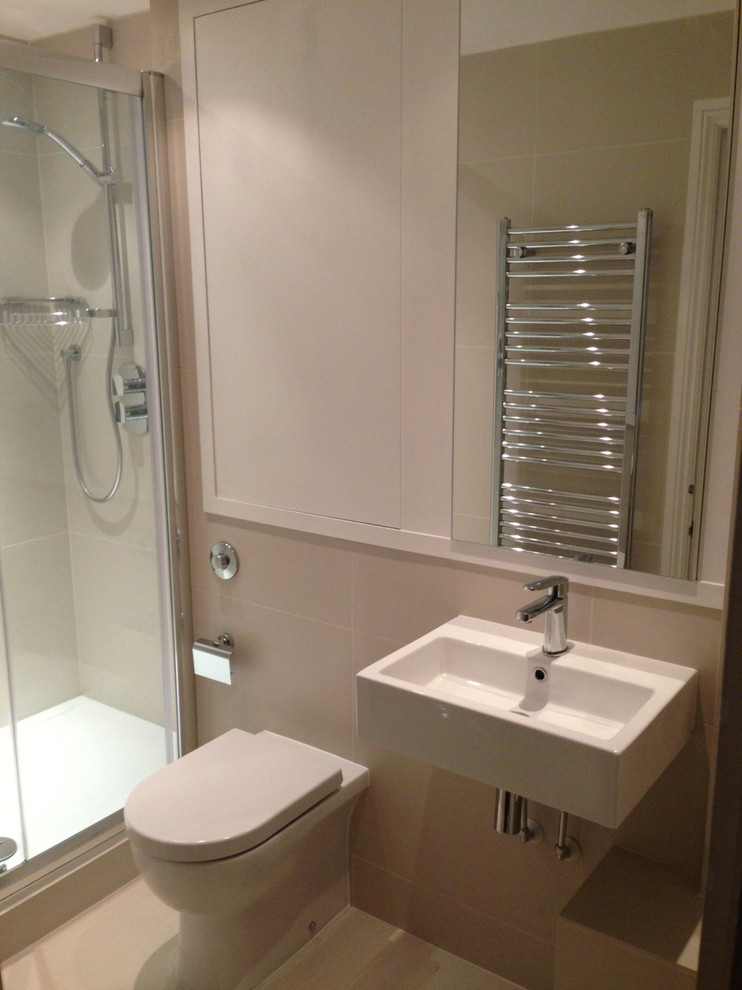 Cette photo montre une petite douche en alcôve tendance avec un lavabo suspendu, WC suspendus, un carrelage beige, des carreaux de porcelaine, un mur blanc et un sol en carrelage de porcelaine.